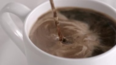 Sütlü kapuçino Kupası ağır çekimde dökme