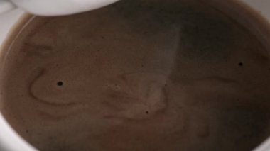 Sütlü kapuçino Kupası ağır çekimde dökme