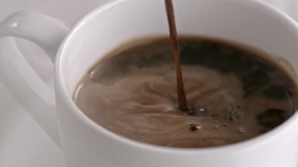 Verter taza de café con leche capuchino en cámara lenta — Vídeo de stock