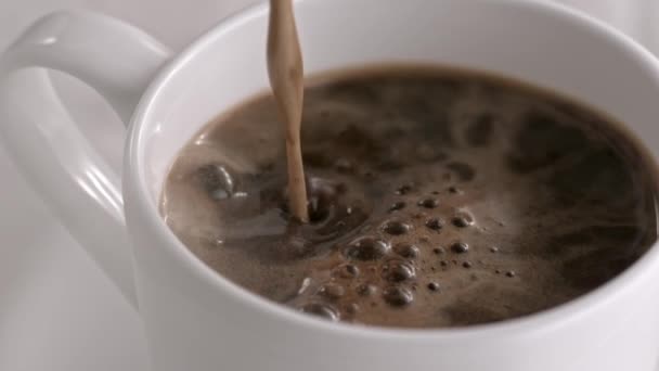 Verter taza de café con leche capuchino en cámara lenta — Vídeo de stock