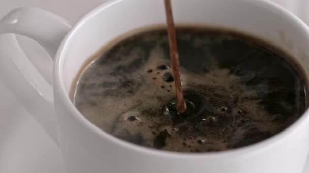 Verser la tasse de cappuccino latte au ralenti 