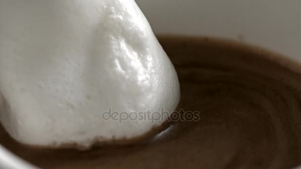 Hälla latte cappuccinokopp i slow motion — Stockvideo