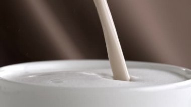 Sütlü kapuçino Kupası ağır çekimde dökme