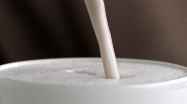 Sütlü kapuçino Kupası ağır çekimde dökme