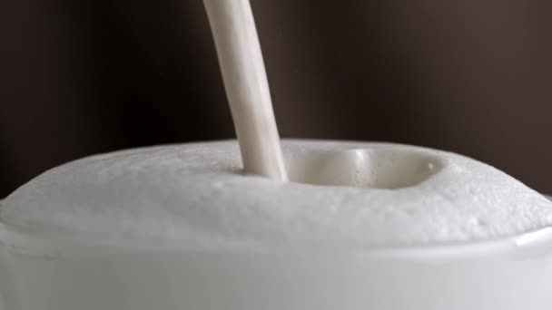 Derramando latte cappuccino copo em câmera lenta — Vídeo de Stock