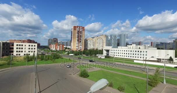 Arkitektur, gator och lägenheter antenn i Moskva — Stockvideo