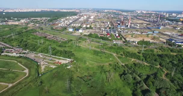 Raffinerie aérienne de pétrole dans la ville 