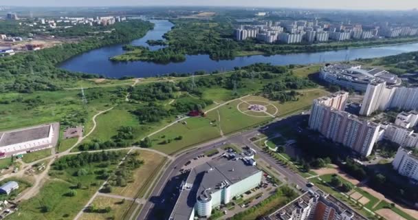 Воздушная река, архитектура, улицы, дороги и квартиры в Москве — стоковое видео