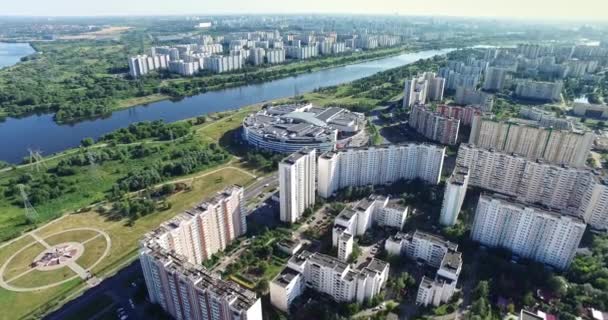 Antenne rivier, architectuur, straten, wegen en appartementen in Moskou — Stockvideo