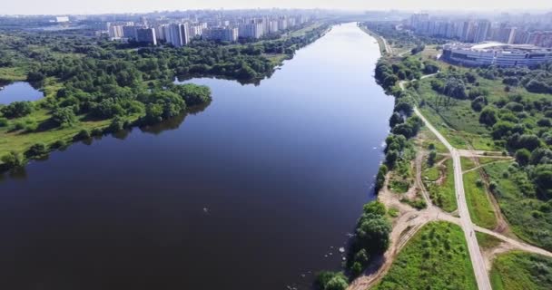 Anténa řeka, architektura, ulice silnic a byty v Moskvě — Stock video