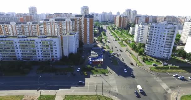 Luchtfoto architectuur, straten, wegen en appartementen in Moskou — Stockvideo
