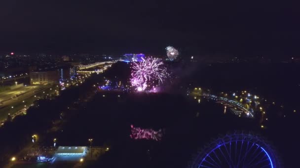 Vista aérea de los fuegos artificiales por la noche — Vídeo de stock