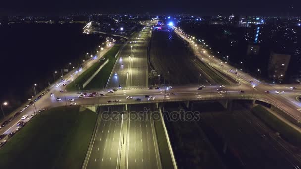 Letecký pohled na dálnici a předávání vozů — Stock video