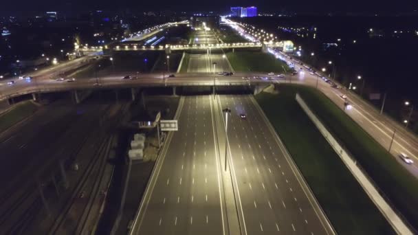 Widok z lotu ptaka autostrady i przekazywanie samochodów — Wideo stockowe