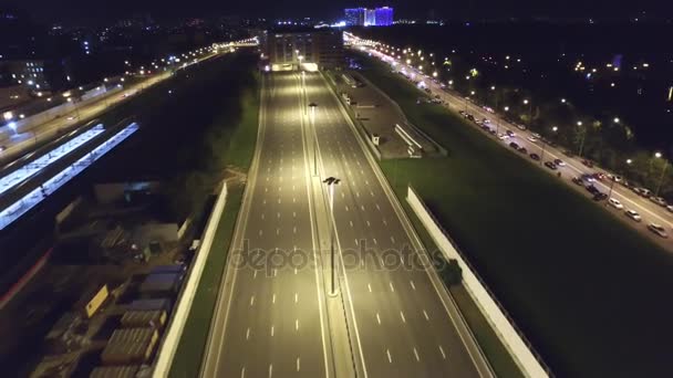 Flygfoto över motorvägen och passerande bilar — Stockvideo