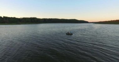 Nehir ve teknenin geri kalan insanlarda havadan görünümü