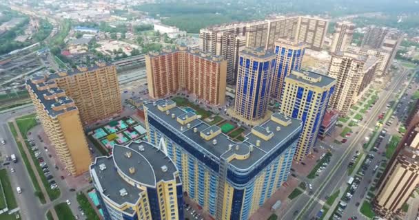 Воздушная архитектура, улицы, дороги и квартиры в Москве — стоковое видео