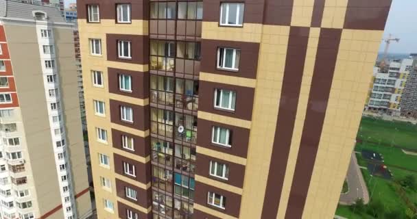 Luchtfoto architectuur, straten, wegen en appartementen in Moskou — Stockvideo