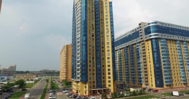 Luchtfoto architectuur, straten, wegen en appartementen in Moskou — Stockvideo