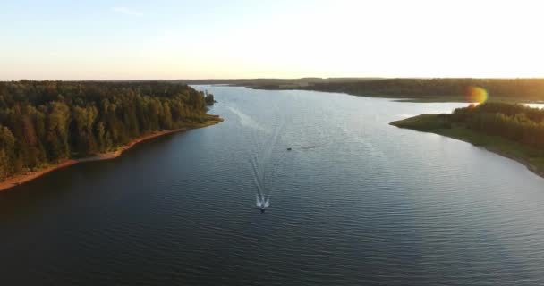 Flygfoto över floden och float båten — Stockvideo