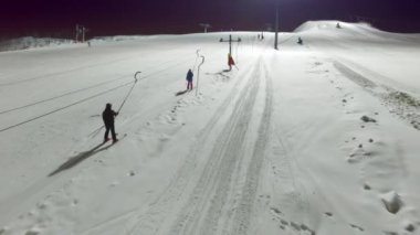 Hava kayakçı ve snowboard düşkünleri basma yamaçta git