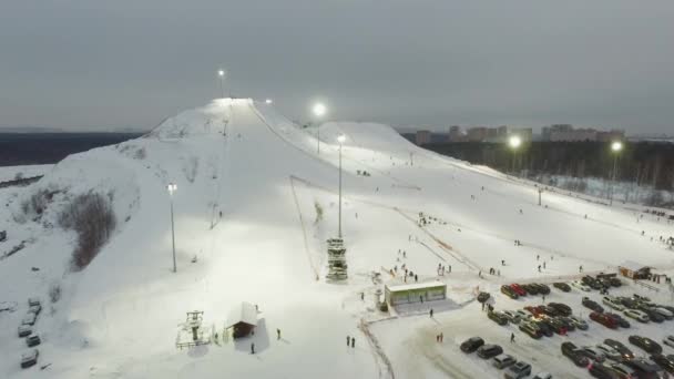 Esquiadores aéreos y snowboarders suben por el ascensor en la pista — Vídeo de stock