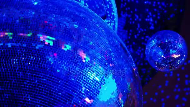 Disco bal in een nachtclub — Stockvideo
