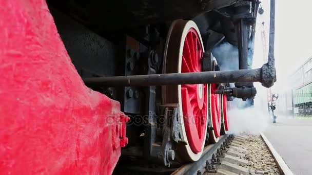 Locomotora Vintage se encuentra en la estación — Vídeos de Stock