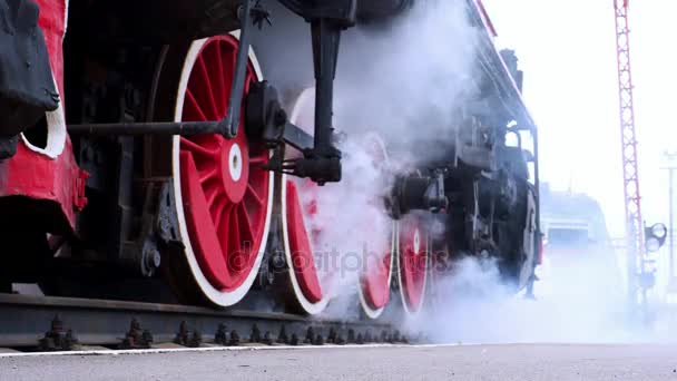 Locomotiva vintage fica na estação — Vídeo de Stock