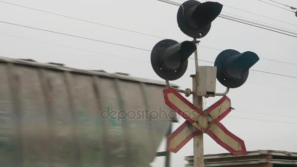 El tren pasa por un semáforo rojo — Vídeos de Stock
