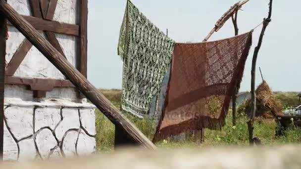 Rags secagem no varal na aldeia — Vídeo de Stock