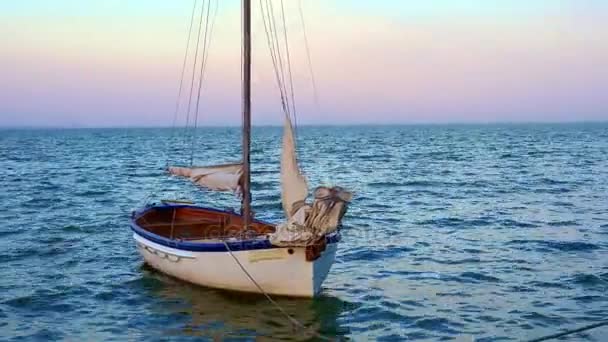 Yate a la deriva en la bahía del océano — Vídeos de Stock