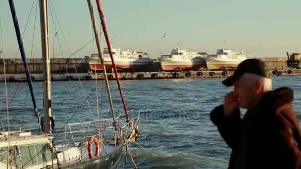 Yachts moored at the pier — Stock Video