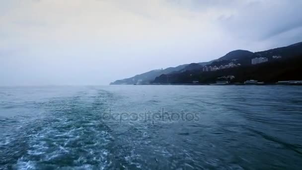 Rastros de agua detrás del barco — Vídeo de stock