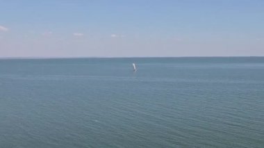 Bir yelkenli gemi ve okyanus dalgaları