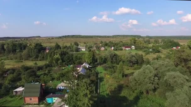 Vista aérea del pueblo en verano — Vídeo de stock