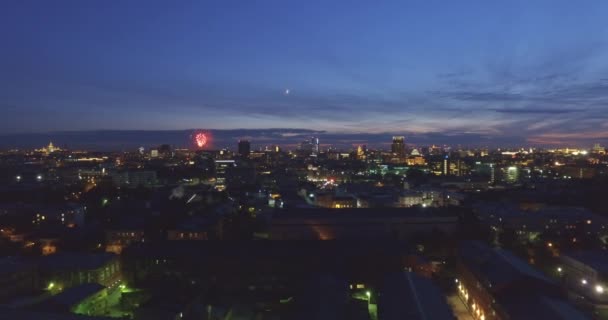 Distrito nocturno aéreo en el centro de la ciudad y saludo — Vídeos de Stock