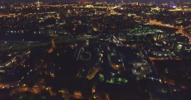 Distrito noturno aéreo do centro da cidade e saudação — Vídeo de Stock