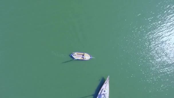 Een zeilschip en golven van de Oceaan — Stockvideo