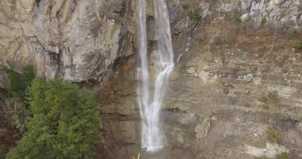 滝と山のストリームの航空写真 — ストック動画