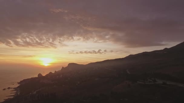 Vue aérienne du coucher du soleil sur l'horizon — Video