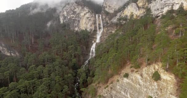 Flygfoto över vattenfall och berg ström — Stockvideo