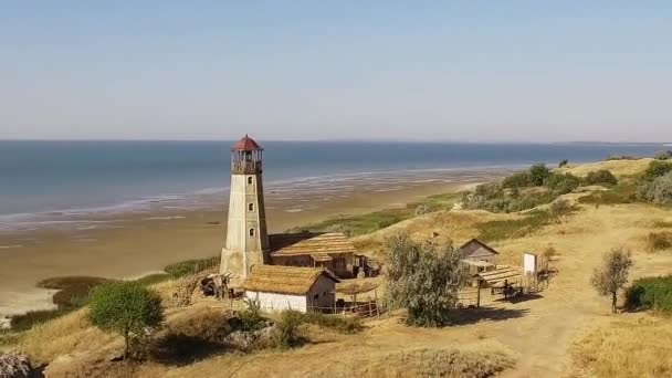 Воздушная стрельба над маяком в море — стоковое видео