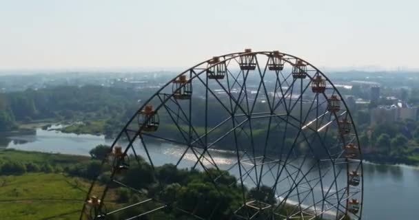 Aerial top view flying over the Ferris wheel — 비디오