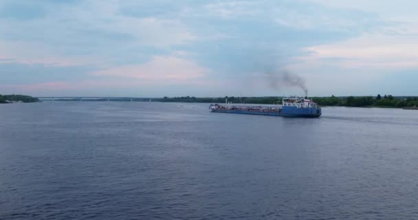 Schip drijft bij de rivier in de zomer antenne — Stockvideo