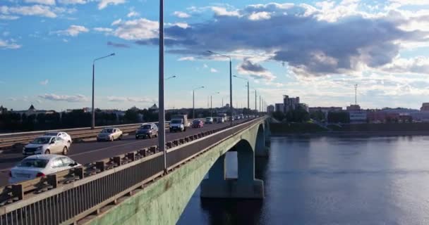 Tráfego de carros sobre a ponte do outro lado do rio — Vídeo de Stock