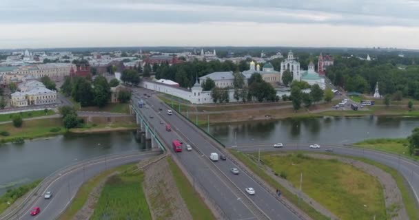 Voitures circulation sur le pont à travers la rivière 