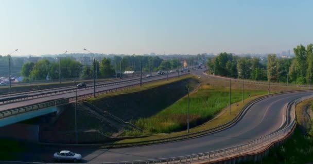 Flygfoto ovanifrån vid vägtrafik bilar på sommaren — Stockvideo