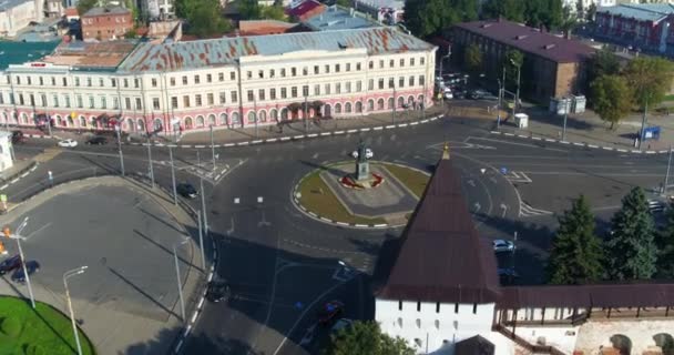 Calles aéreas Carreteras y apartamentos en Yaroslavl — Vídeo de stock