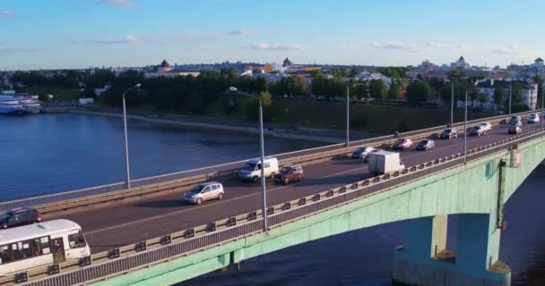 Tráfego de carros sobre a ponte do outro lado do rio — Vídeo de Stock